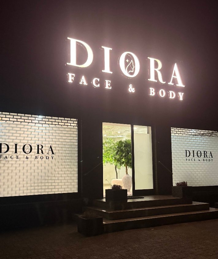 Diora Face & Body Studio bei Nacht mit leuchtendem Schriftzug